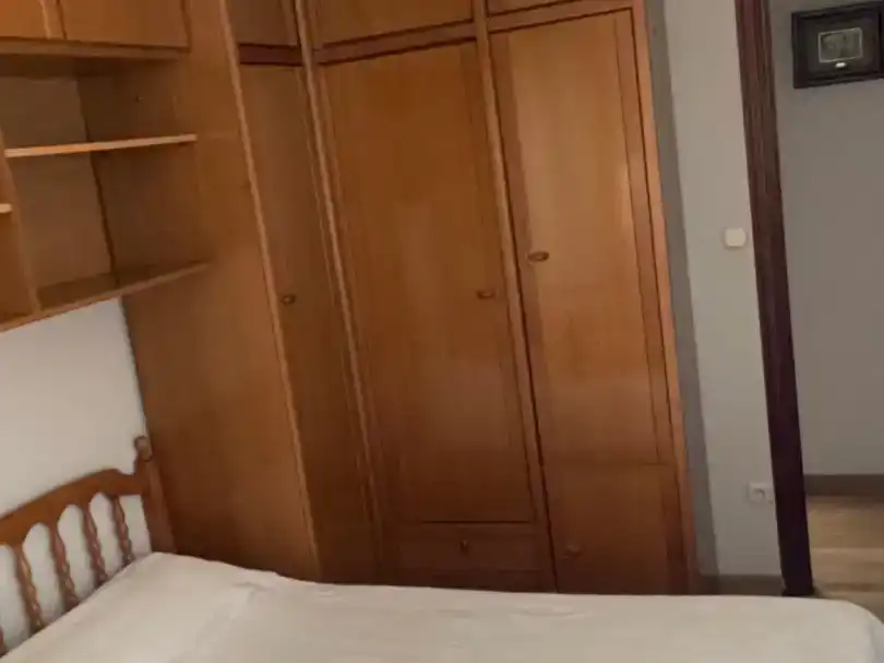 Dormitori de Pis per a compartir en Sabiñánigo amb Parquet, Moblat i Balcó