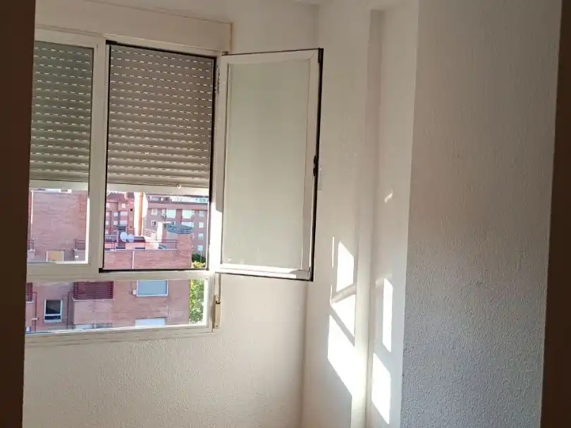 Schlafzimmer von Dachboden zur Miete in Madrid mit Klimaanlage, Heizung und Parkett