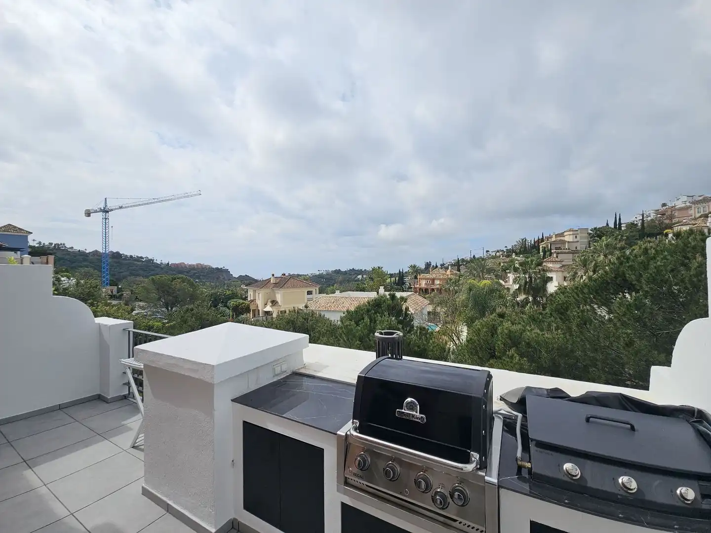 Vista exterior de Casa adosada en venda en Benahavís amb Aire condicionat, Jardí privat i Terrassa