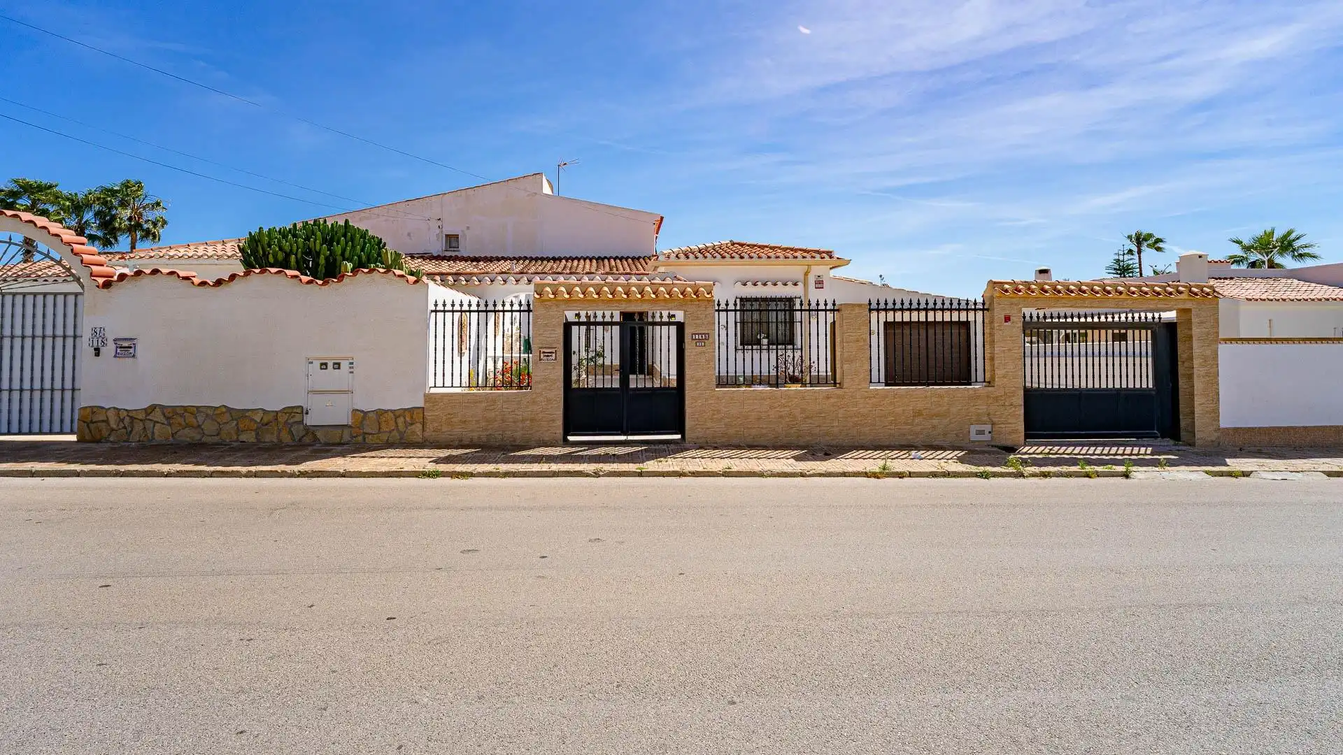 Vista exterior de Casa adosada en venta en Torrevieja con Jardín privado, Trastero y Piscina