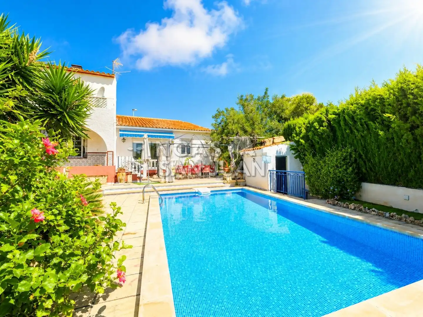 Vista exterior de Casa o xalet en venda en Sant Joan d'Alacant amb Terrassa, Traster i Piscina