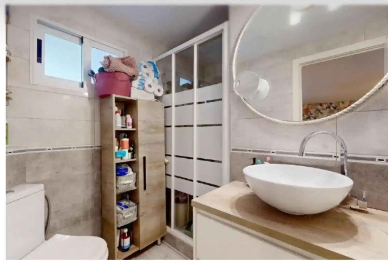 Bathroom of Commercial properties for rent in Oliva  with Air Conditioner