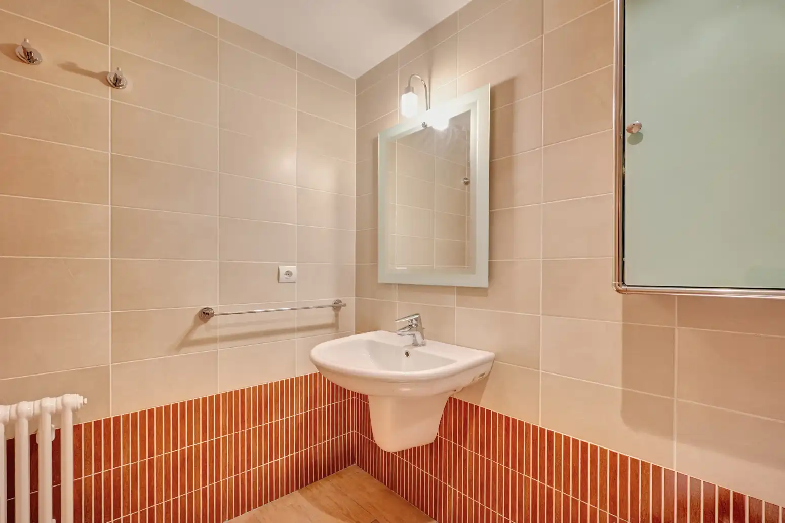 Bathroom of Flat for sale in  Pamplona / Iruña  with Heating, Private garden and Parquet flooring