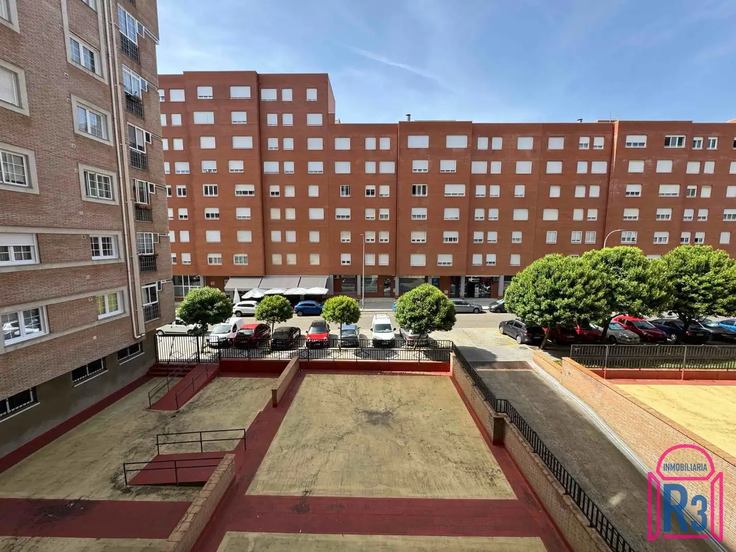 Vista exterior de Pis en venda en León Capital  amb Calefacció, Terrassa i Traster