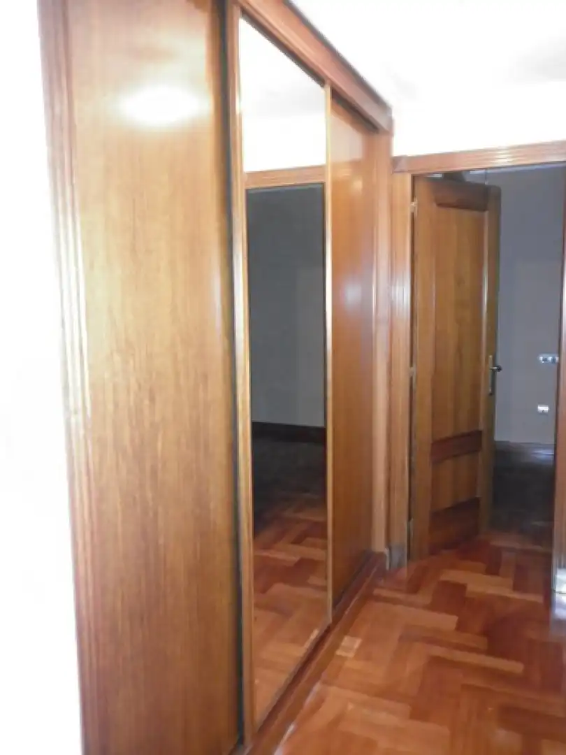 Dormitori de Pis de lloguer en Oviedo  amb Calefacció i Parquet