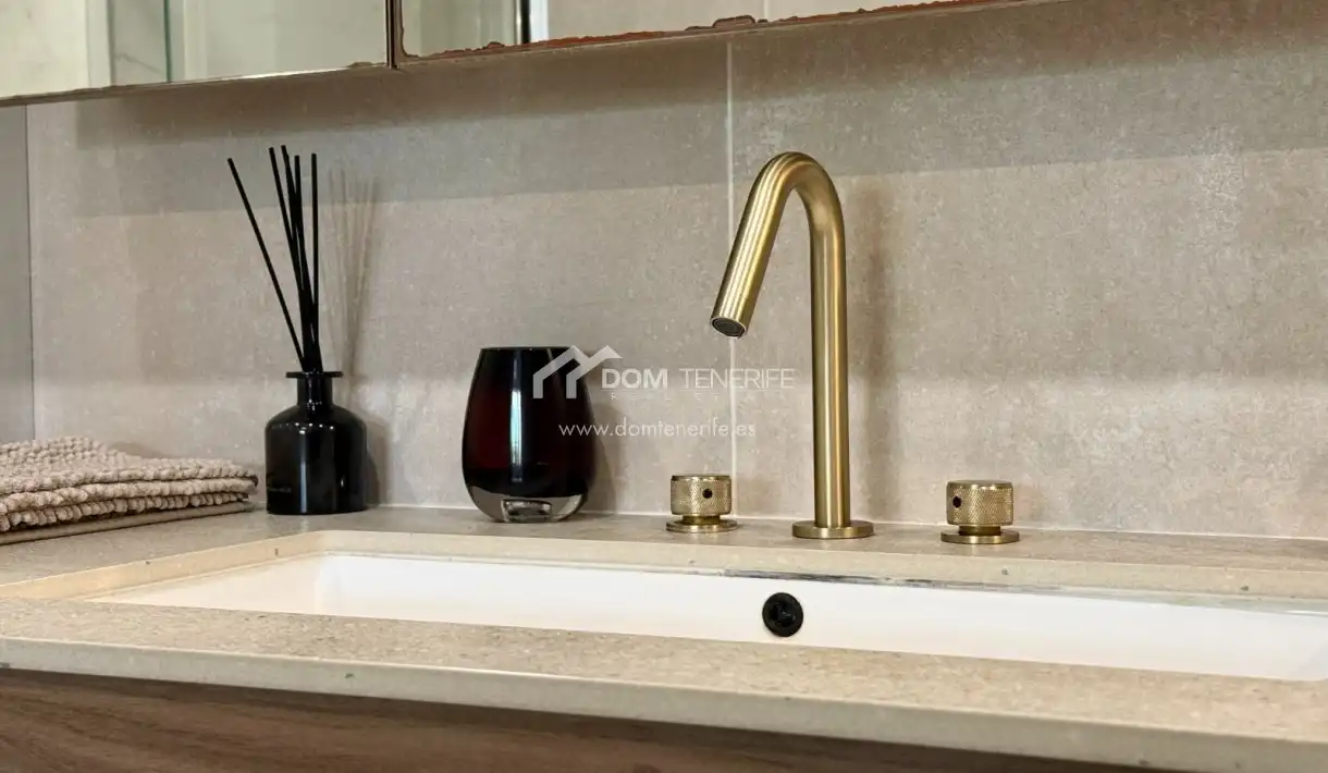 Baño de Piso en venta en Adeje con Terraza, Piscina y Amueblado