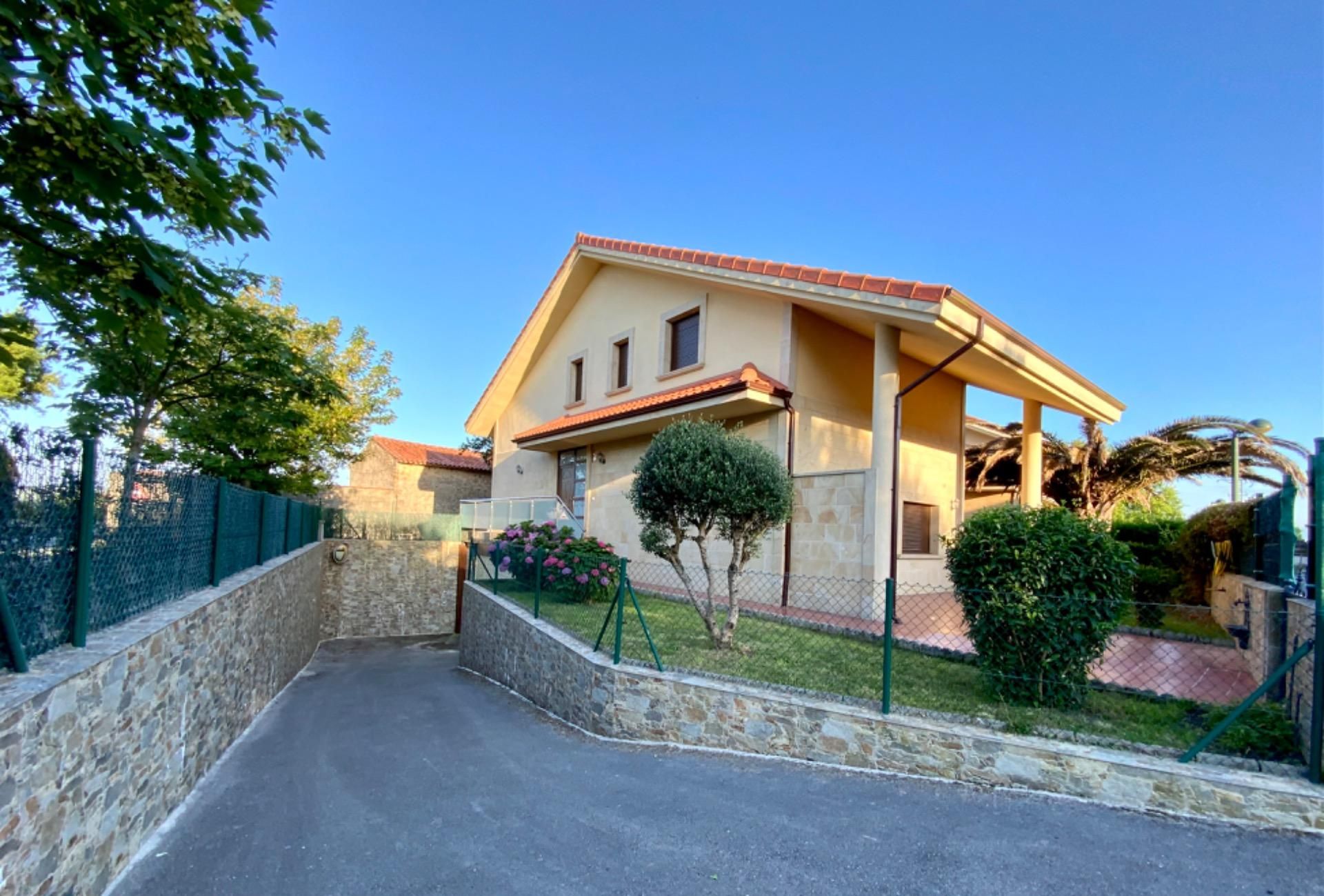 Vista exterior de Casa o xalet en venda en Ribamontán al Mar amb Calefacció, Jardí privat i Terrassa