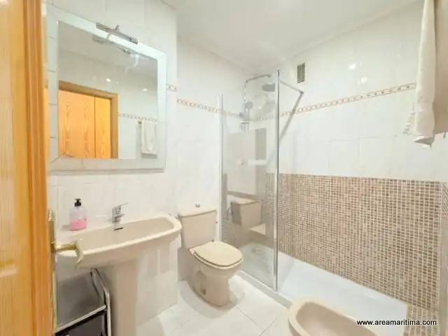 Bathroom of Flat for rent in Paterna  with Air Conditioner, Furnished and Balcony