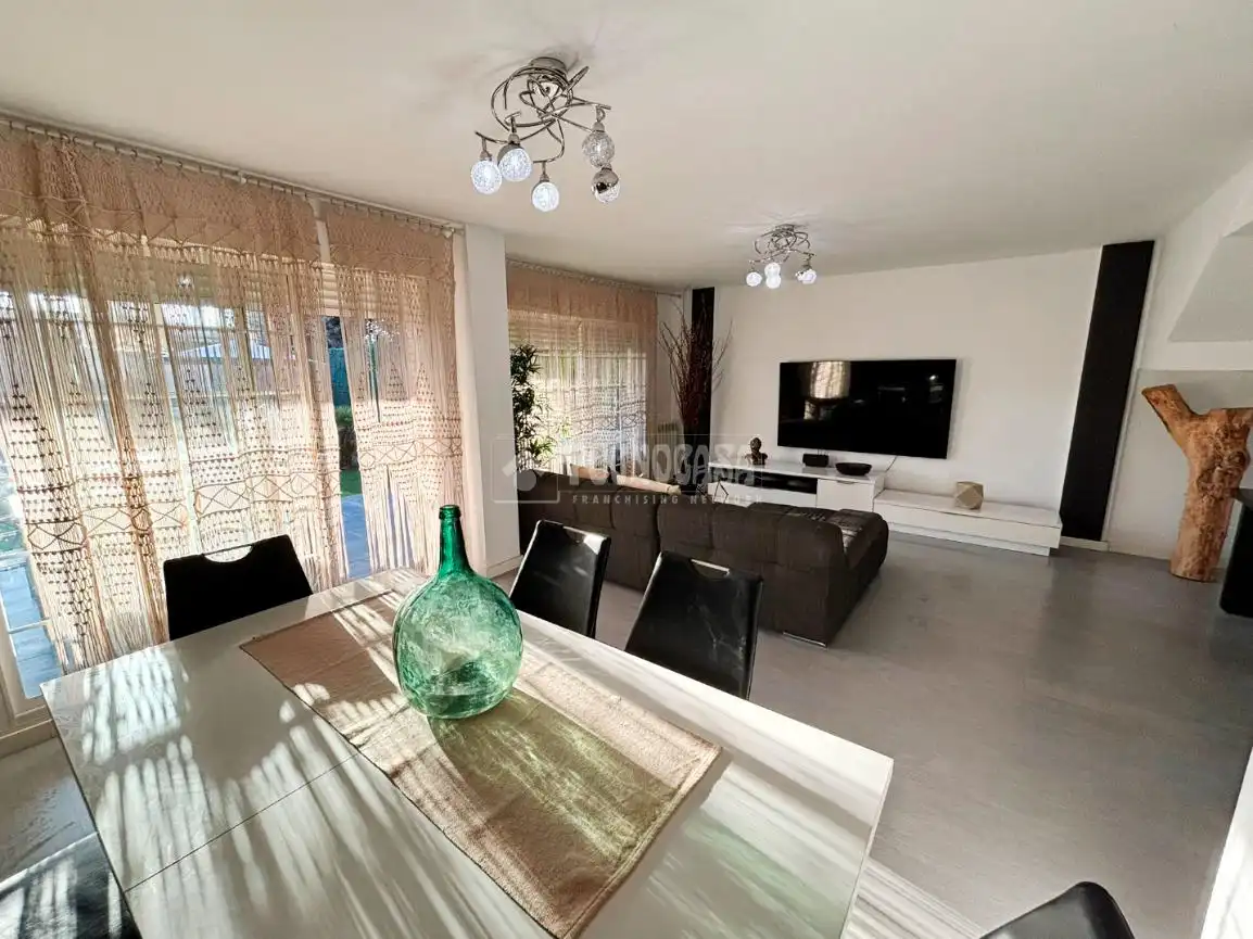 Sala de estar de Casa adosada en venta en Zaragoza con Aire acondicionado