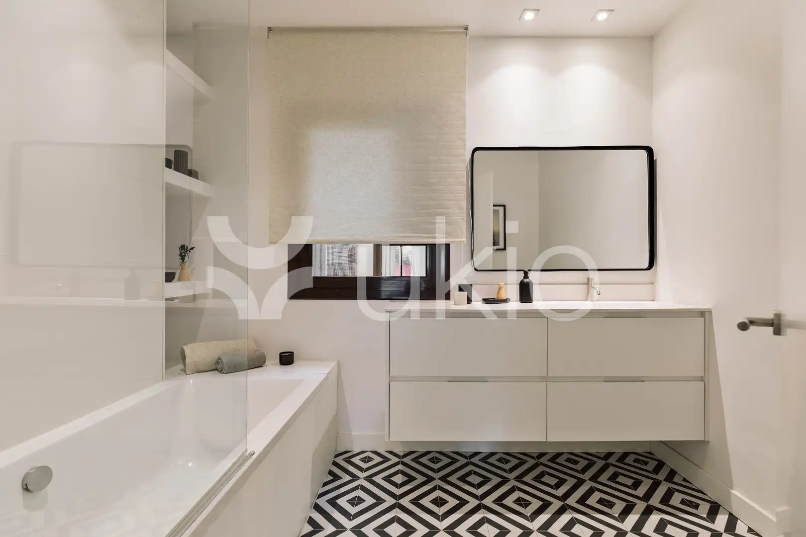 Bany de Apartament de lloguer en Barcelona amb Aire condicionat, Calefacció i Moblat