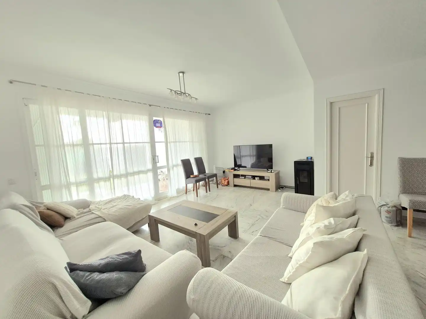 Sala d'estar de Casa adosada en venda en Mijas amb Aire condicionat, Calefacció i Jardí privat