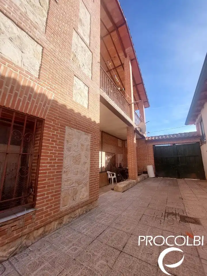 Vista exterior de Casa adosada en venda en Uceda amb Calefacció, Jardí privat i Terrassa