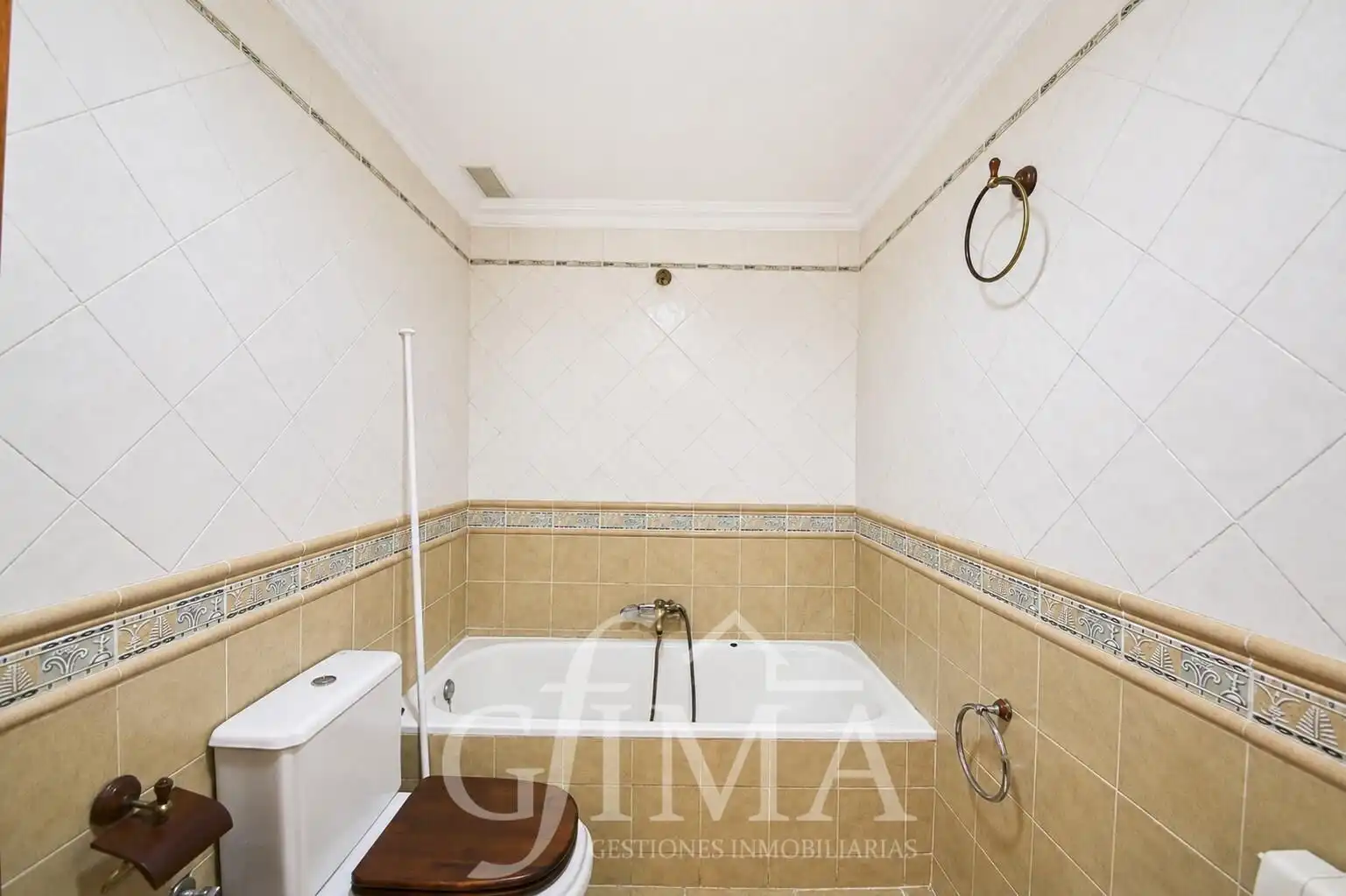 Baño de Piso en venta en Tomelloso con Calefacción
