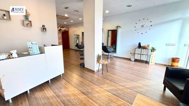 Local comercial en Alquiler en Carrer de Provença en Els Pavos