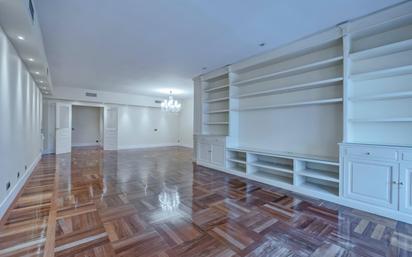 Living room of Flat for sale in  Madrid Capital  with Air Conditioner, Heating and Terrace