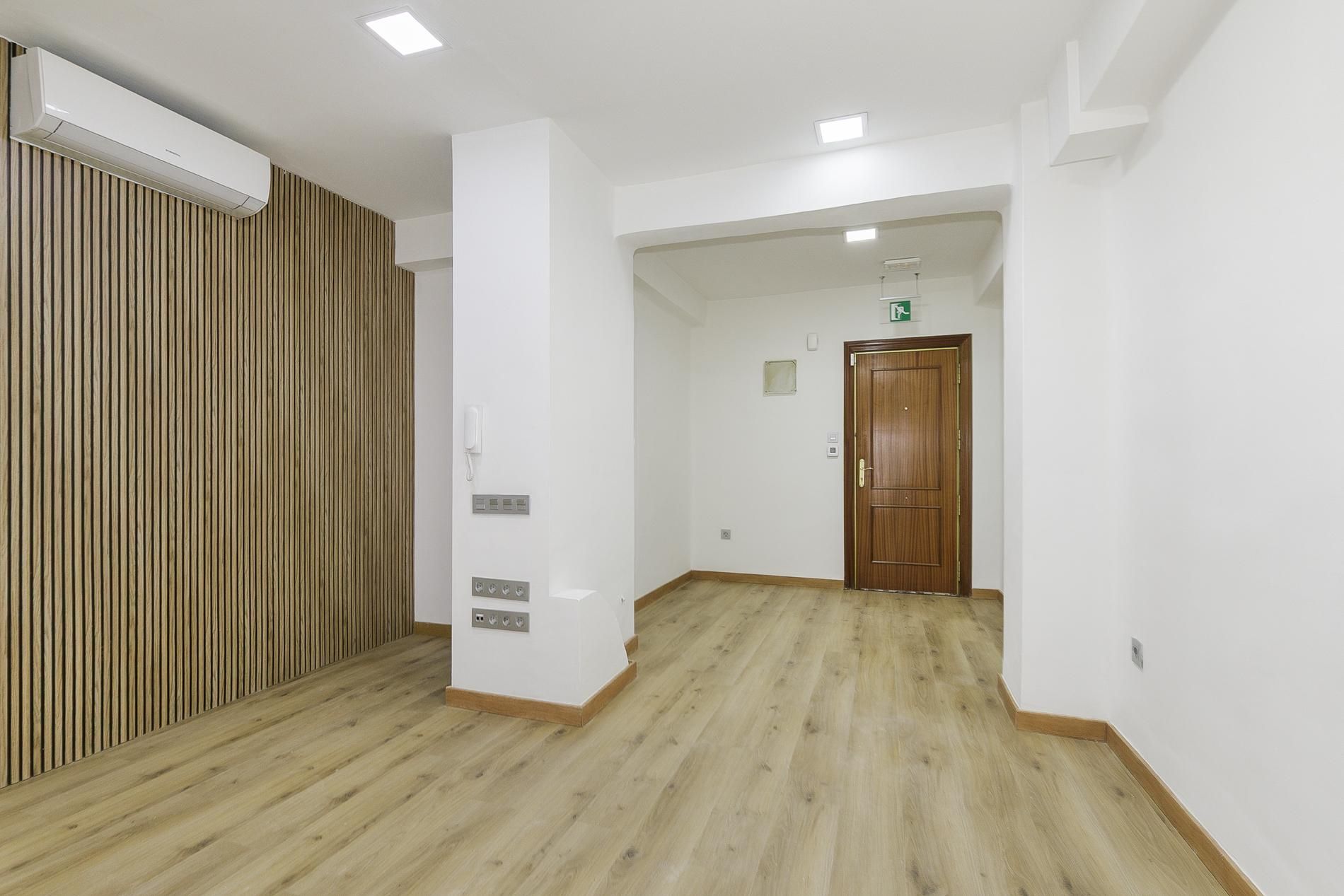 Flat for sale in  Granada Capital  with Air Conditioner, Parquet flooring and Balcony