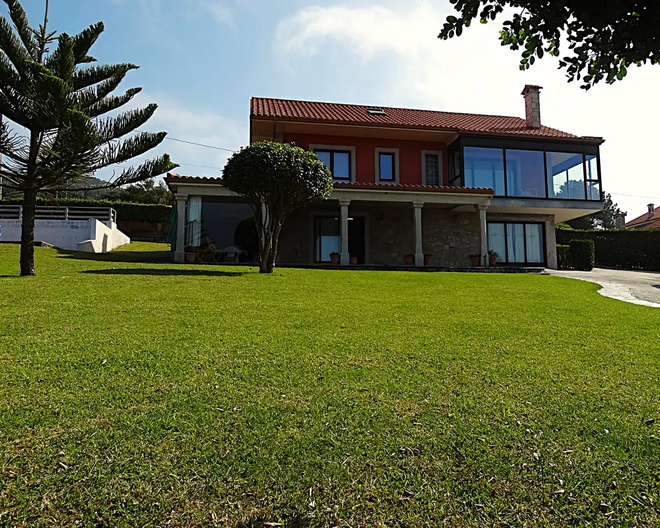 Vista exterior de Casa o xalet en venda en Valdoviño amb Calefacció, Jardí privat i Parquet