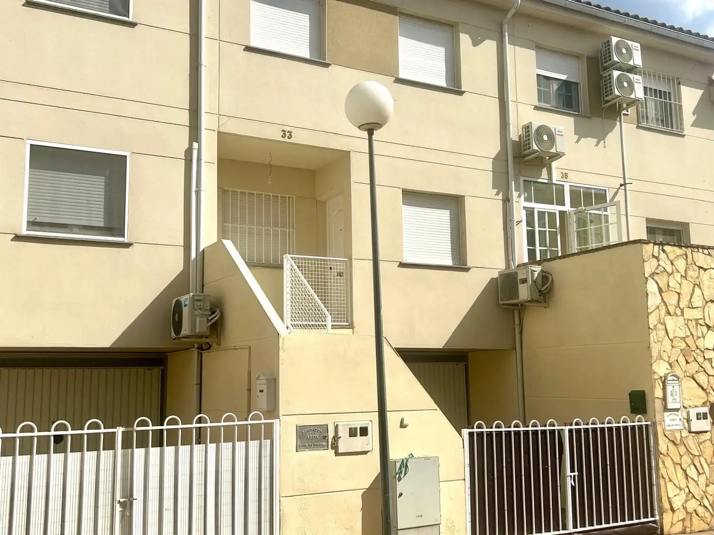 Außenansicht von Einfamilien-Reihenhaus zur Miete in Plasencia mit Heizung und Möbliert