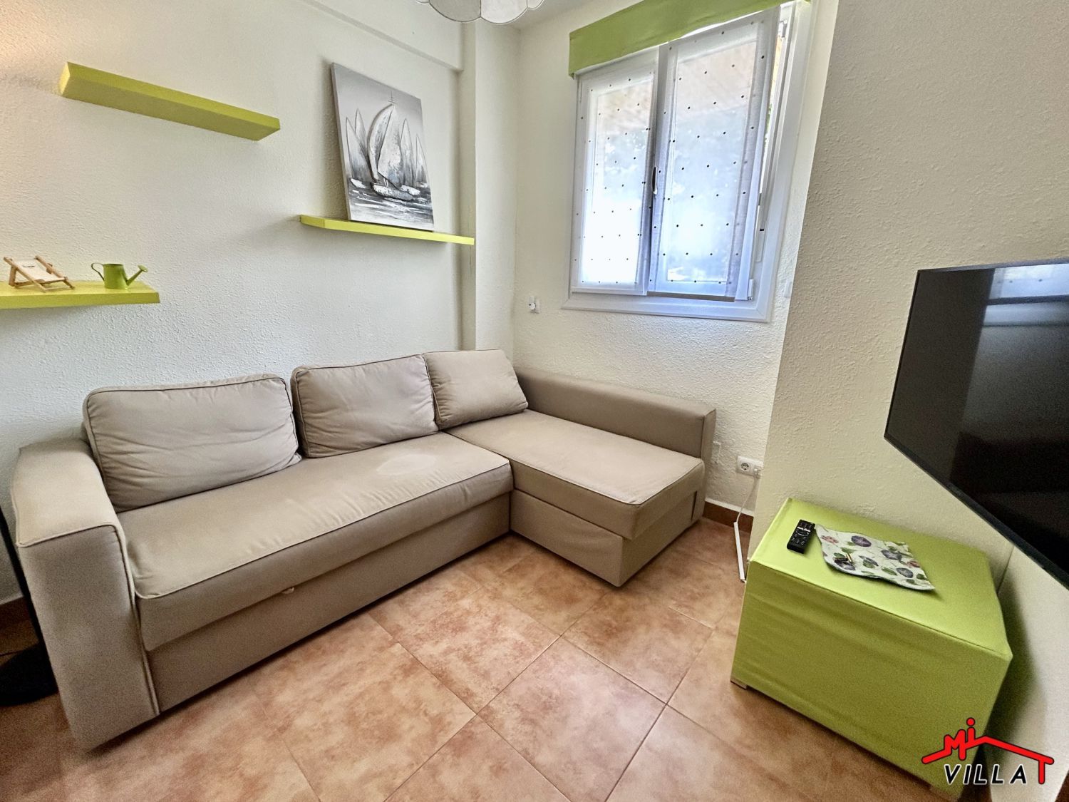 Sala d'estar de Planta baixa en venda en Laredo amb Moblat