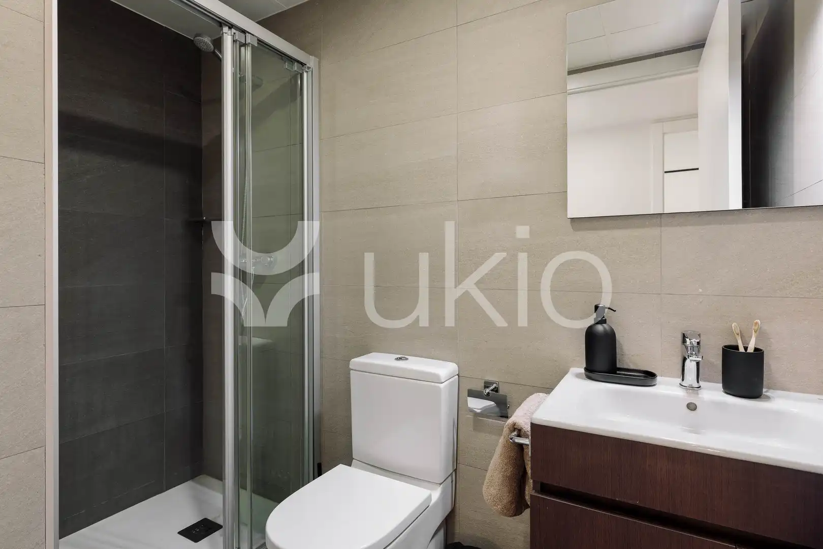 Baño de Piso de alquiler en Barcelona con Aire acondicionado, Calefacción y Amueblado