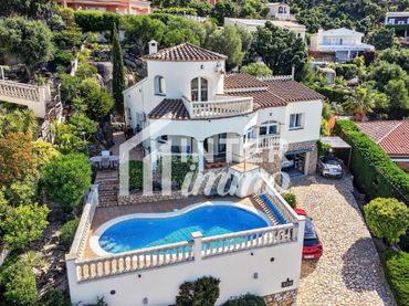Casa con piscina en venta en Calle Belgica 174