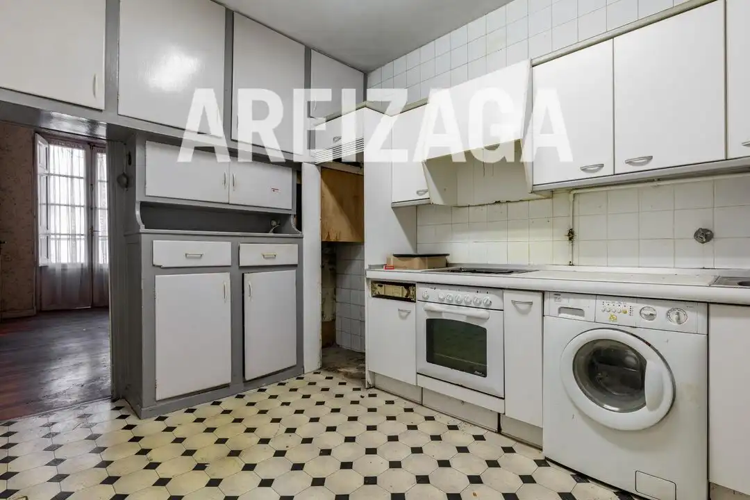 Cuina de Pis en venda en Donostia - San Sebastián  amb Calefacció i Balcó
