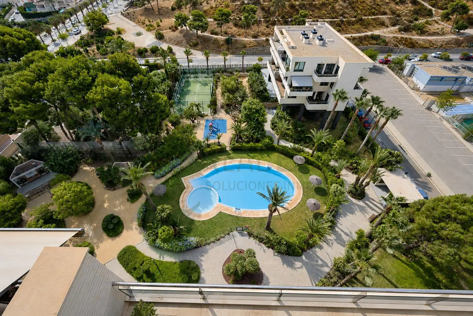 Piscina de Ático en venta en Alicante / Alacant con Aire acondicionado, Calefacción y Jardín privado