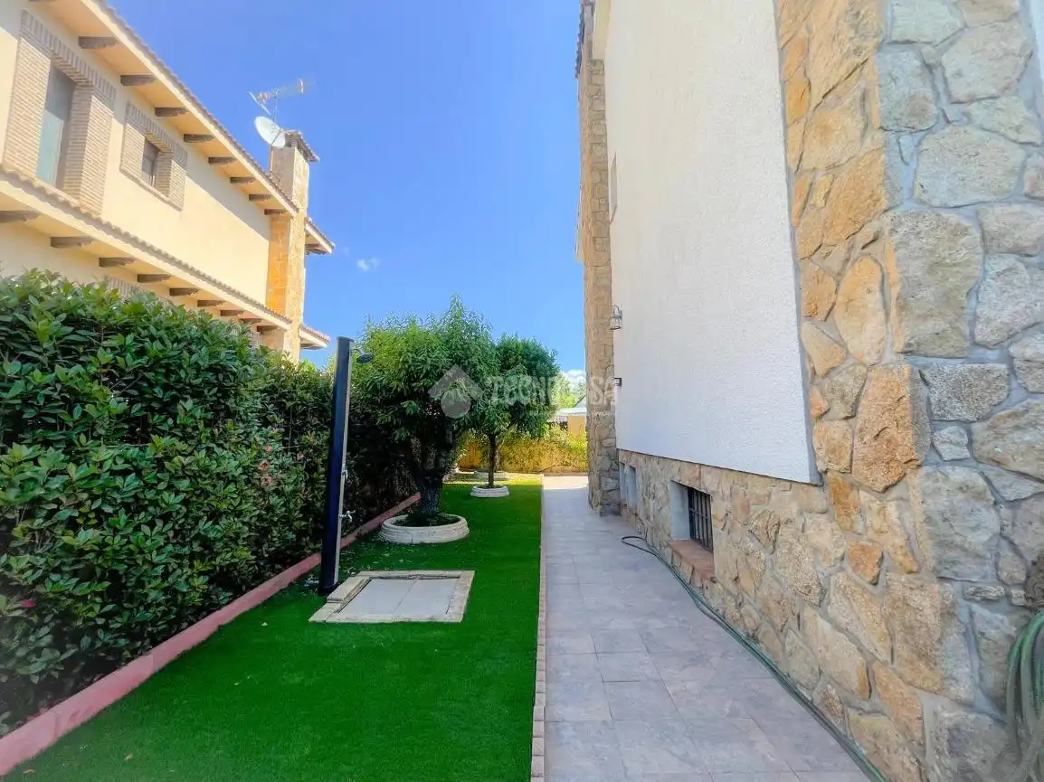 Vista exterior de Casa o xalet en venda en Guadarrama amb Calefacció