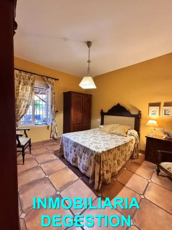 Dormitori de Casa adosada en venda en Linares amb Aire condicionat, Calefacció i Jardí privat