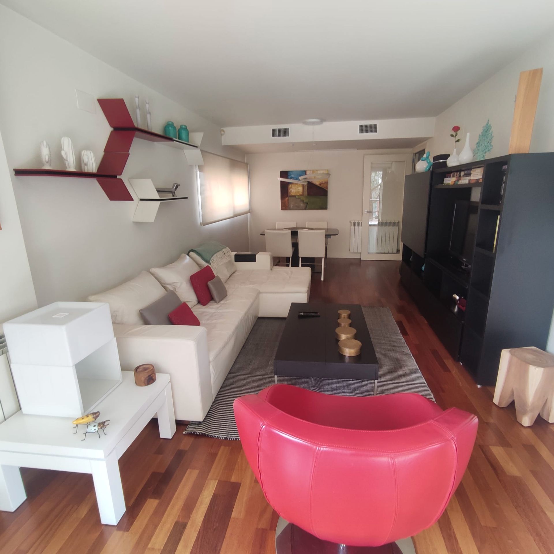 Sala d'estar de Pis en venda en Sant Cugat del Vallès amb Traster, Balcó i Piscina comunitària