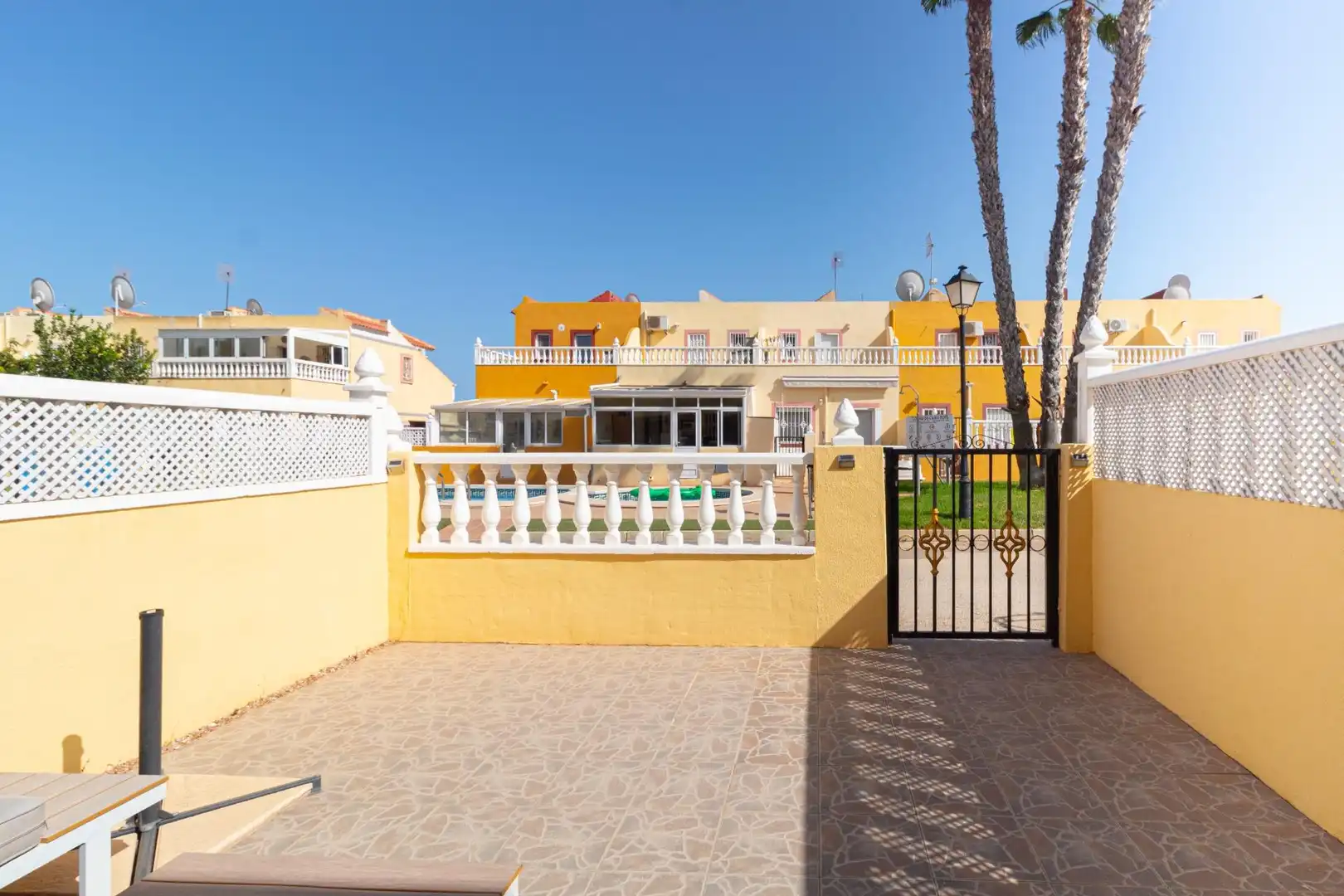 Vista exterior de Casa o xalet en venda en Orihuela amb Calefacció, Piscina i Piscina comunitària