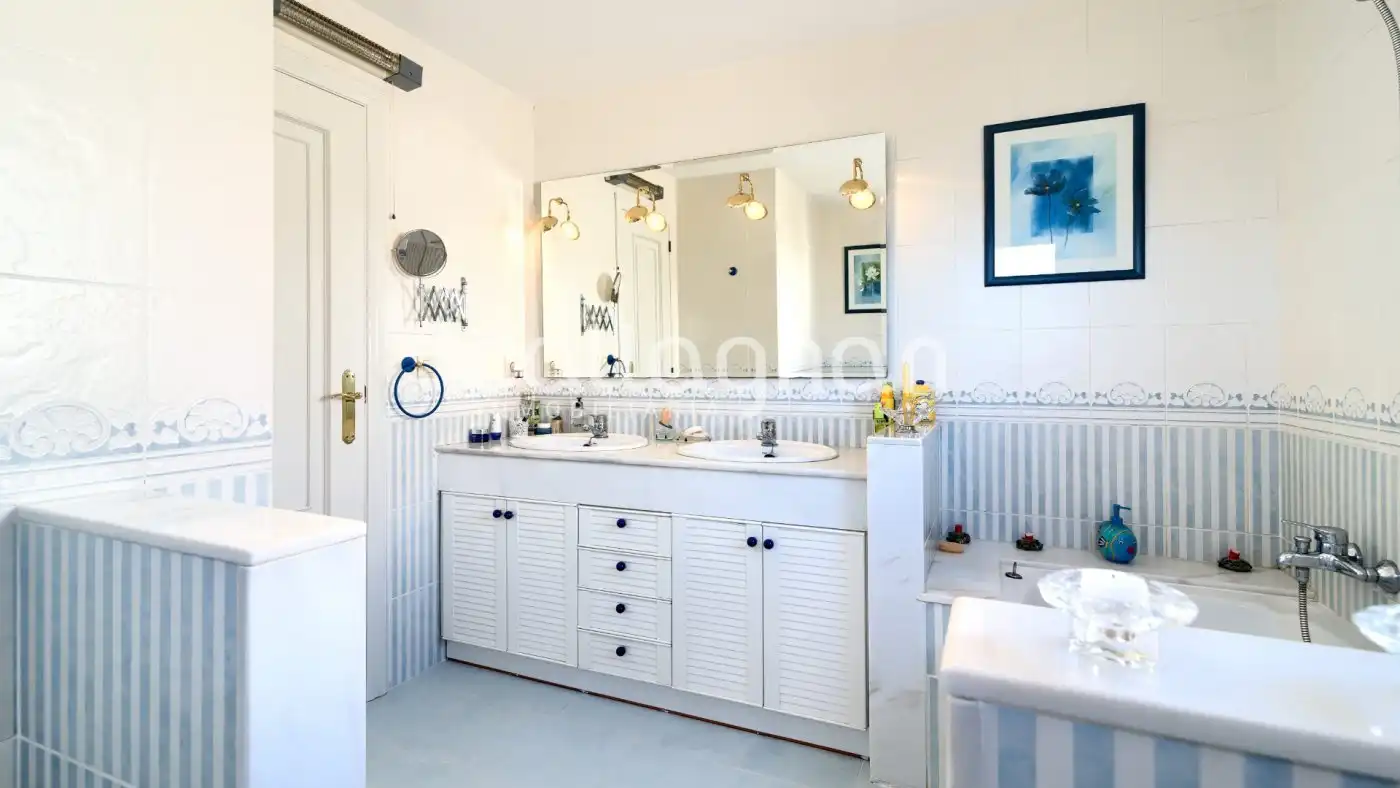 Baño de Casa o chalet en venta en Paterna con Aire acondicionado, Calefacción y Jardín privado