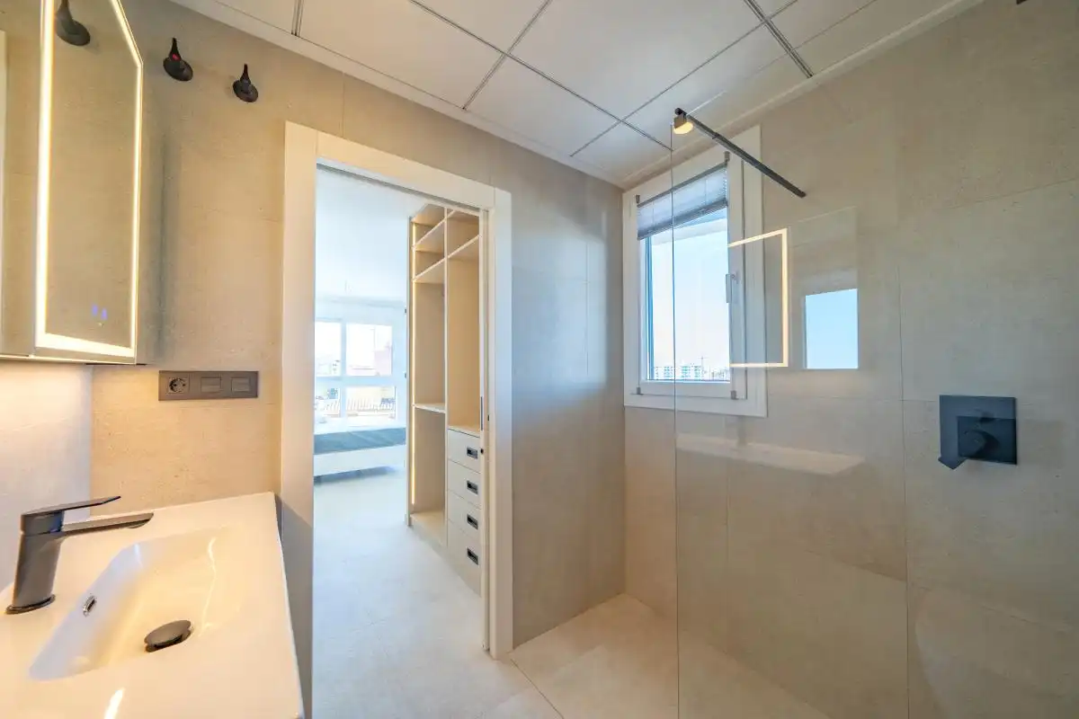 Baño de Piso en venta en Guardamar del Segura con Aire acondicionado, Calefacción y Piscina