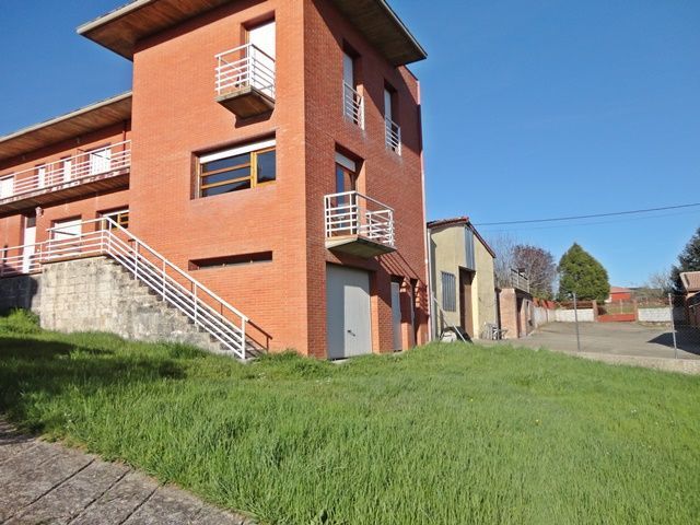 Vista exterior de Casa o xalet en venda en Hontoria del Pinar amb Calefacció, Terrassa i Traster