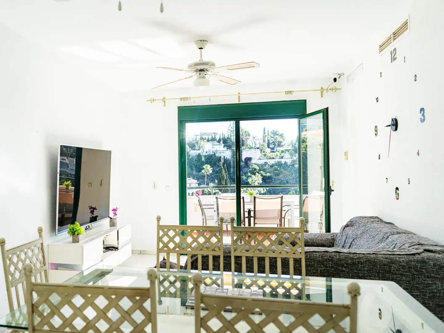 Living room of Flat for sale in Fuengirola  with Air Conditioner, Terrace and Community pool