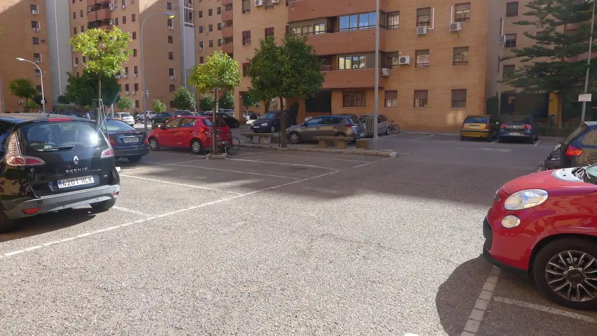 Parkplatz von Wohnung zur Miete in Sevilla mit Klimaanlage, Heizung und Terrasse