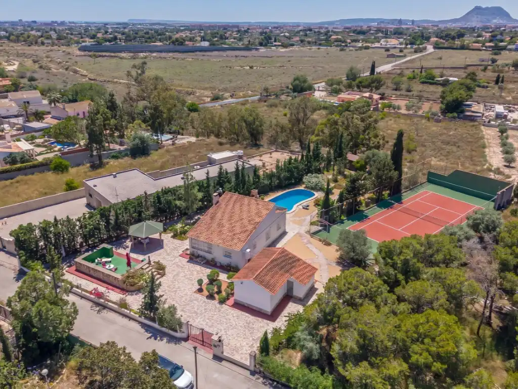 Vista exterior de Casa o xalet en venda en San Vicente del Raspeig / Sant Vicent del Raspeig amb Piscina
