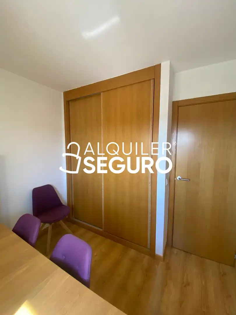 Dormitori de Pis de lloguer en Marchamalo amb Aire condicionat, Calefacció i Terrassa
