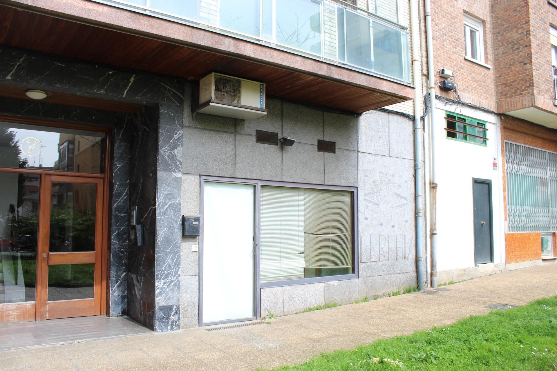 Vista exterior de Local en venta en Irun 