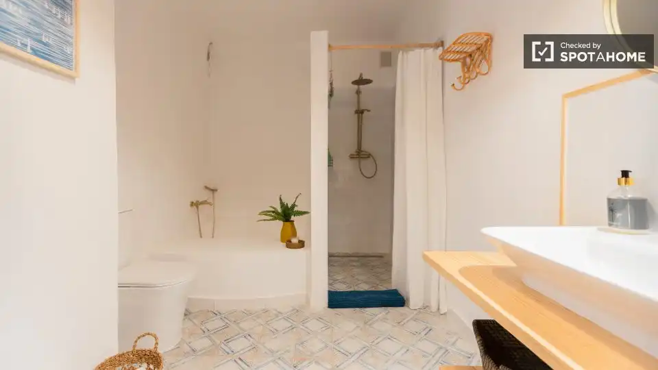 Bathroom of Flat for rent in Valencia  with Air Conditioner, Heating and Furnished