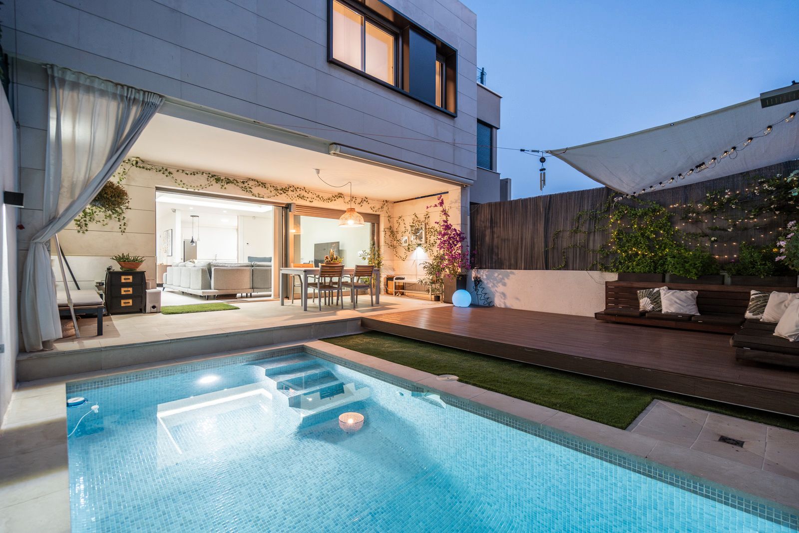 Swimming pool of Single-family semi-detached for sale in  Madrid Capital  with Heating, Private garden and Terrace