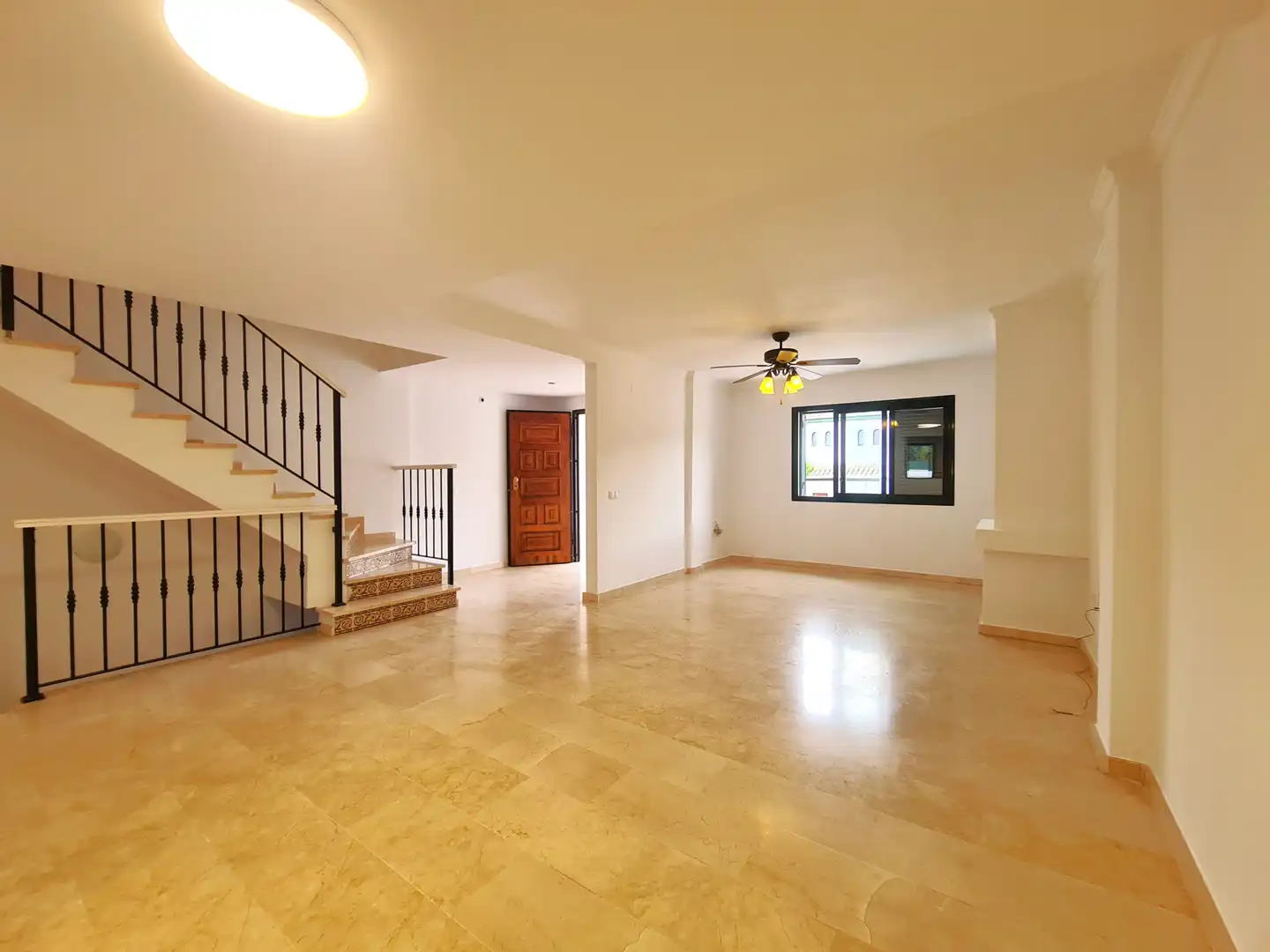 Sala de estar de Casa adosada en venta en Manilva con Terraza, Jacuzzi y Internet