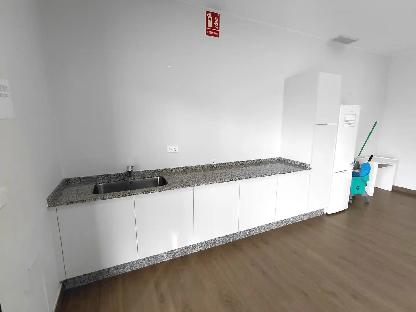 Küche von Wohnung zum Verkauf in Oleiros mit Heizung, Privatgarten und Parkett