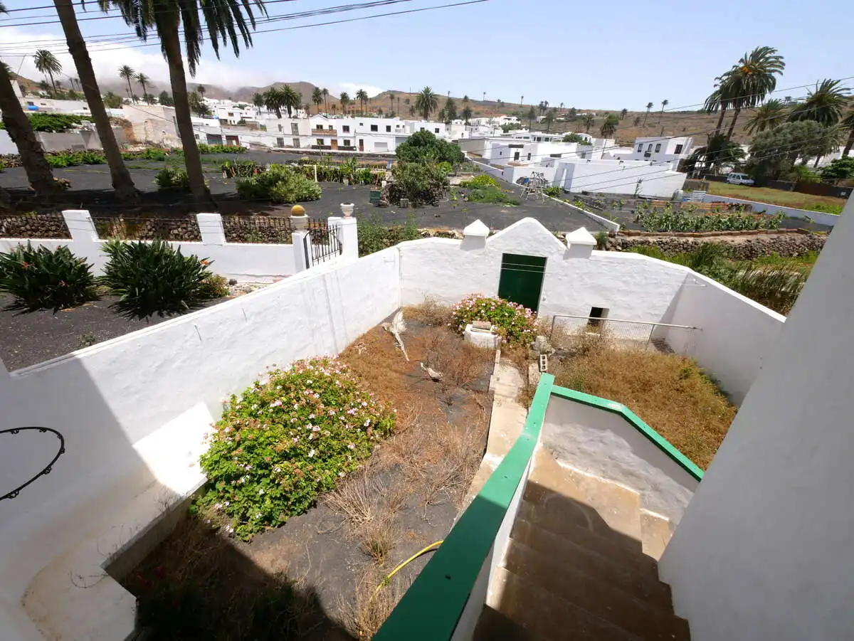 Vista exterior de Casa o xalet en venda en Haría amb Terrassa, Traster i Moblat