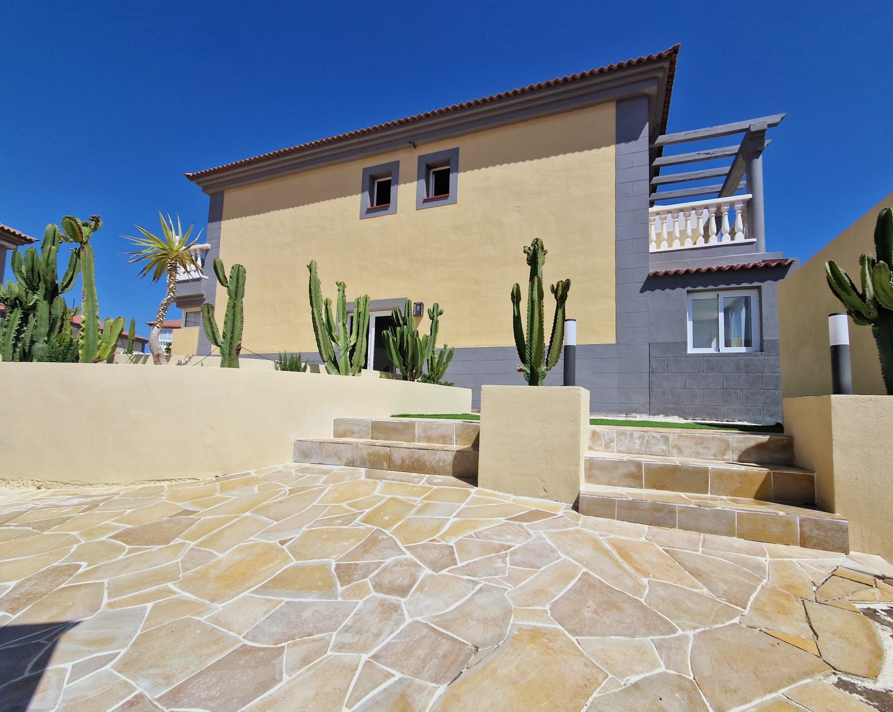 Vista exterior de Casa o xalet en venda en Granadilla de Abona amb Terrassa, Piscina i Moblat