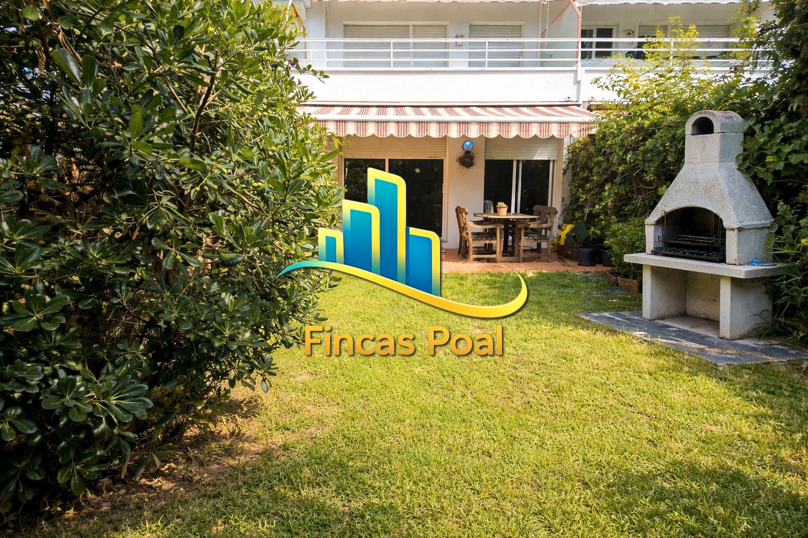 Piscina de Casa adosada en venda en Sitges amb Aire condicionat, Calefacció i Jardí privat