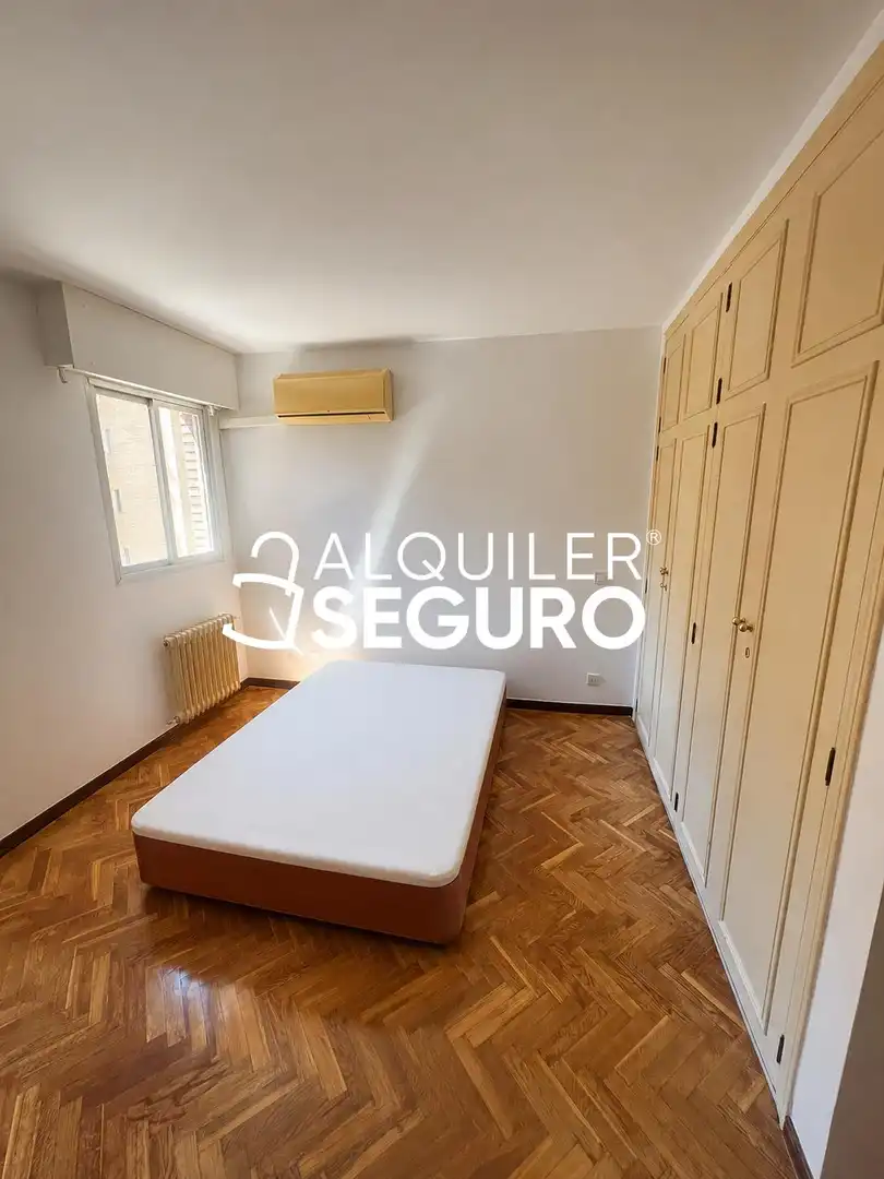 Dormitori de Pis de lloguer en Madrid amb Aire condicionat, Calefacció i Terrassa