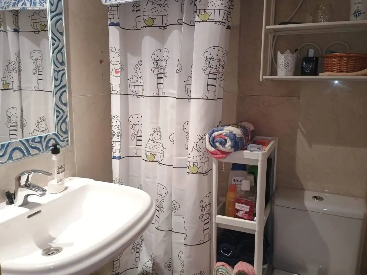 Baño de Apartamento de alquiler en Benalmádena con Aire acondicionado, Terraza y Amueblado
