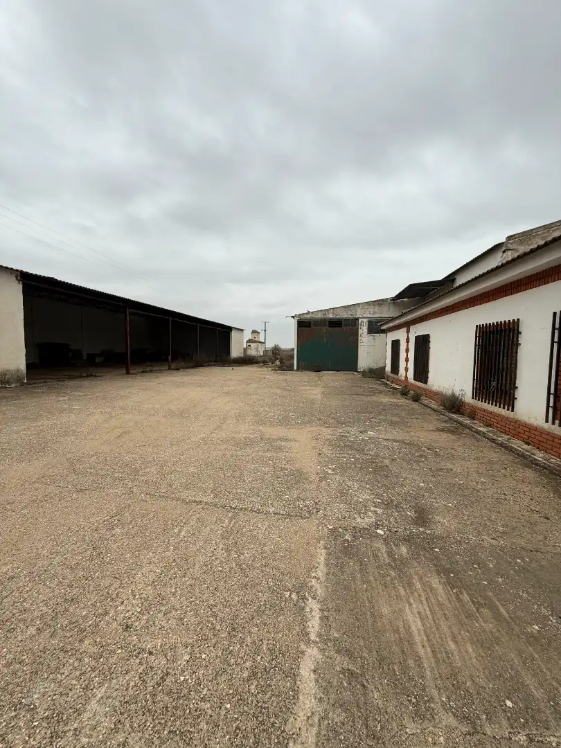 Nave industrial en venta en Casas de Haro con Alarma