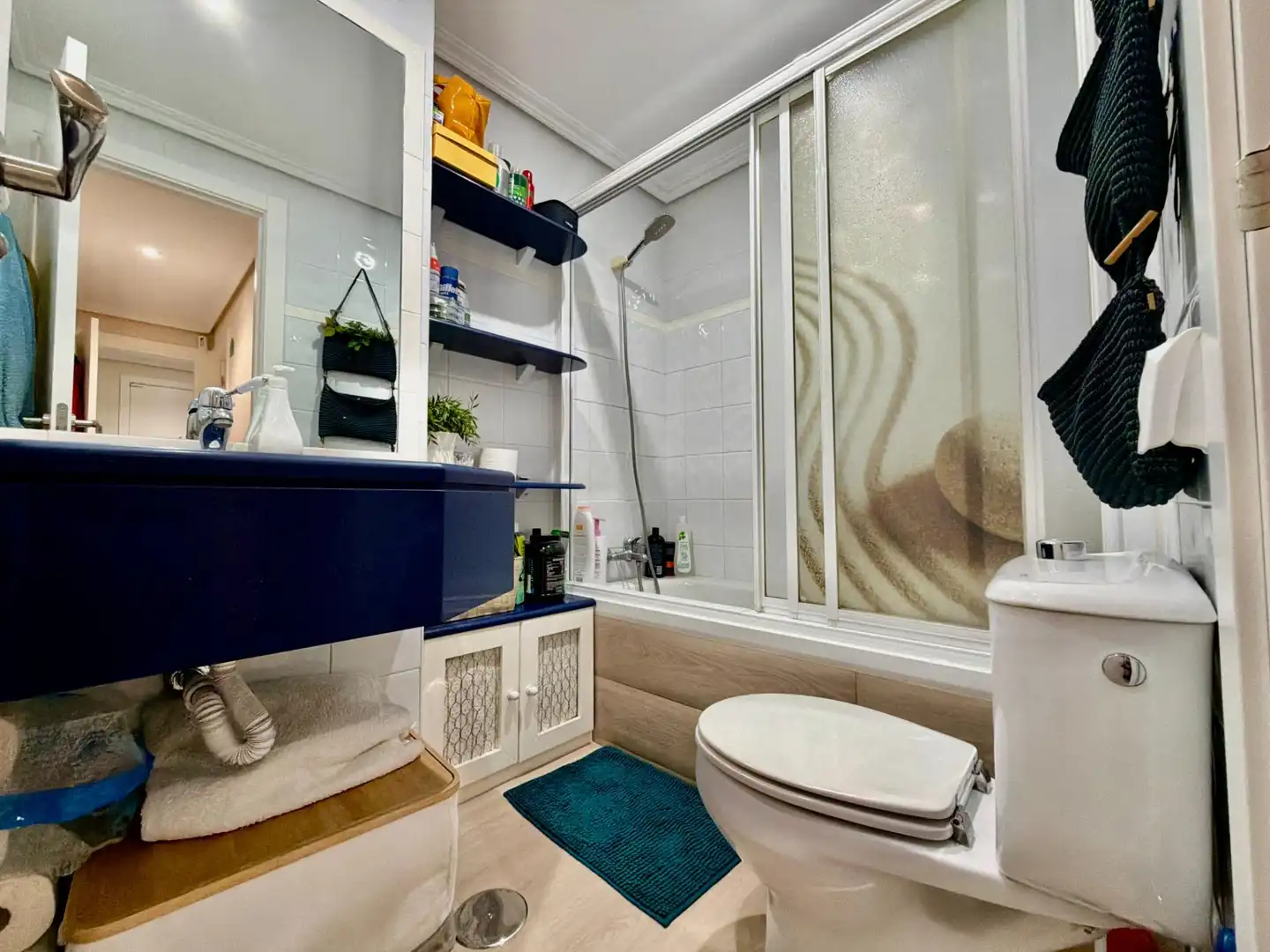 Bathroom of Flat for sale in Madrid  with Air Conditioner, Heating and Storage room
